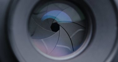 Kamera merceği açıklığı değiştiriliyor