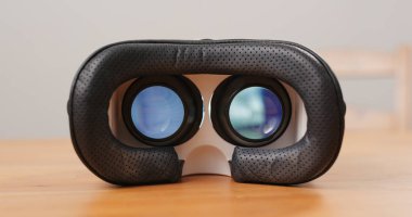 Sanal gerçeklik aygıt ile oynayarak video içinde