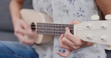 Kadın oyun ukulele evde