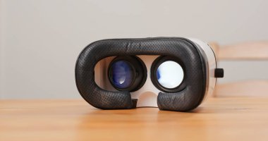 Sanal gerçeklik aygıt masada