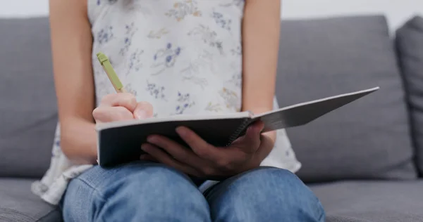 Mujer Escribiendo Cuaderno Casa —  Fotos de Stock