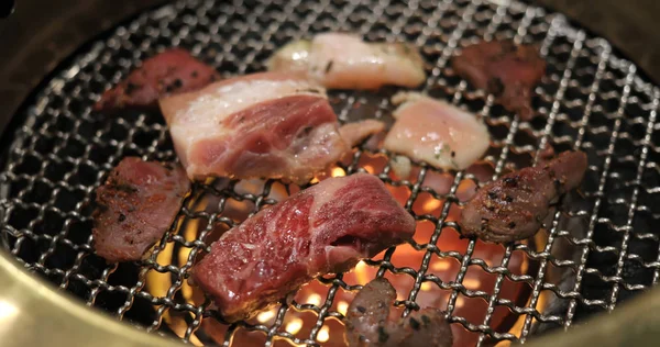 日本烧烤餐厅金属网上的猪肉 — 图库照片