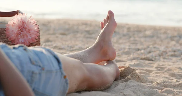 Женщина Лежит Пляже Закатом — стоковое фото