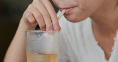 Kadın alkol alkolsüz içecek