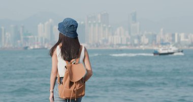 Deniz manzaralı bir kadın