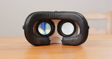 Sanal gerçeklik aygıt masada