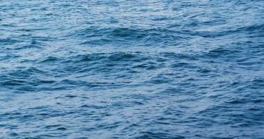 Güneş ışığı manzaralı deniz yüzeyi