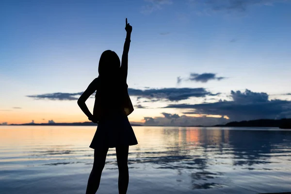 Silhouette Einer Frau Die Bei Sonnenaufgang Mit Dem Meer Steht — Stockfoto