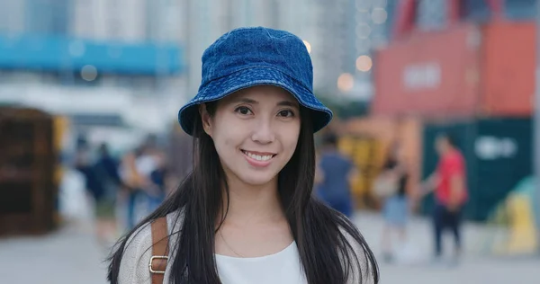 Žena Navštívit Nákladní Terminál Hong Kongu — Stock fotografie