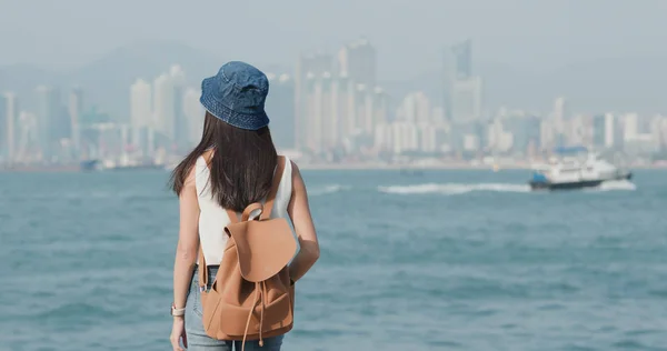 Mujer Disfrutando Vista Mar — Foto de Stock