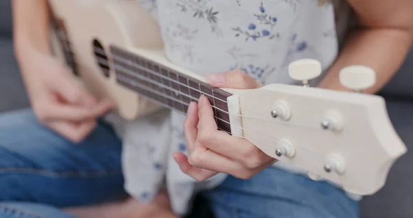 Femme Jouer Ukulele Maison — Photo