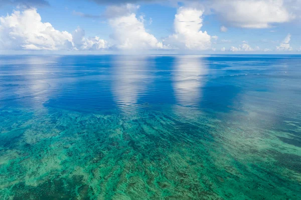石垣岛的水晶般清澈的海水 — 图库照片