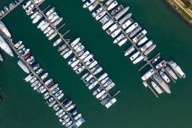 Tuen Mun, Hong Kong 27 Eylül 2018:-tayfun sığınak ile yat tekne Hong Kong