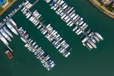 Tuen Mun, Hong Kong 27 Eylül 2018:-tayfun barınak yat tekne ile