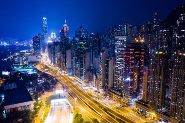 Sheung Wan, Hong Kong, 02 Ekim 2018:-gece Hong Kong gökdelen ve trafik iz