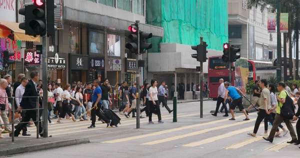 Περιοχή Tsim Sha Tsui Χονγκ Κονγκ Σεπτεμβρίου 2018 Άνθρωποι Διασχίζουν — Φωτογραφία Αρχείου