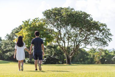 Güneşli parkta yürümek çift