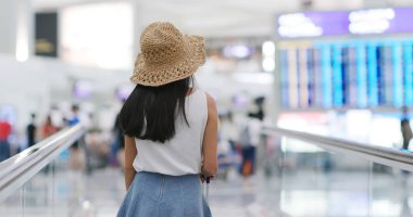 Seyahat edecek ve havaalanında uçuş numaradan arayan kadın