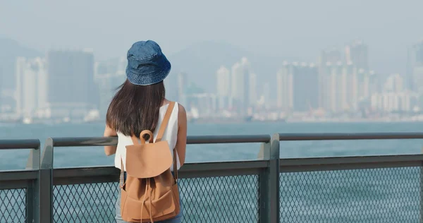 Frau Schaut Sich Pier Hongkong — Stockfoto