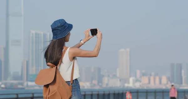 女性は 香港の携帯電話で写真を撮る — ストック写真