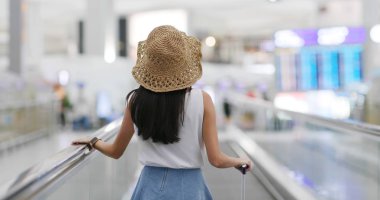 Seyahat ve havaalanında uçuş numaradan arayan kadın