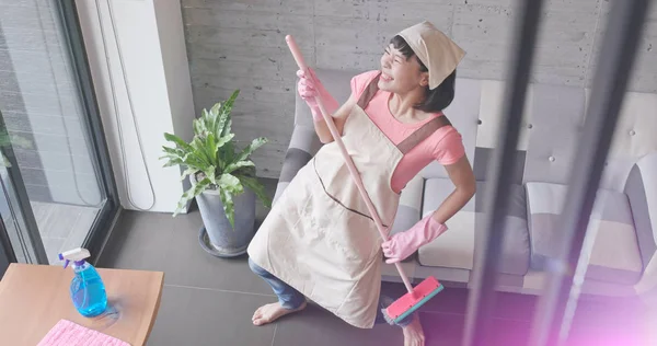 Mulher Cantando Dançando Enquanto Faz Tarefas Domésticas Casa — Fotografia de Stock