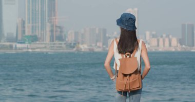 Hong Kong denizde arayan kadın  