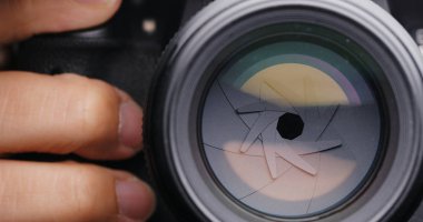 Kamerayla fotoğraf çekiyoruz.