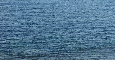 Güneş ışığı manzaralı deniz yüzeyi