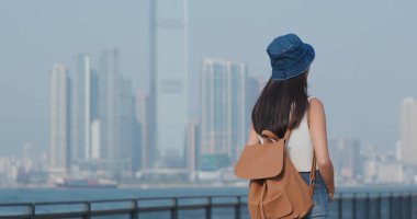 Hong Kong İskelesi çevresinde arayan kadın