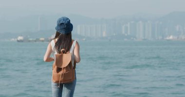 Deniz manzaralı arayan kadın