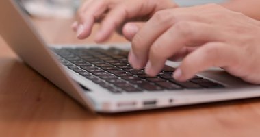 Dizüstü bilgisayar kullanan kadın