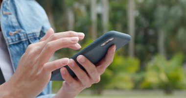 Şehirde cep telefonu kullanan kadın