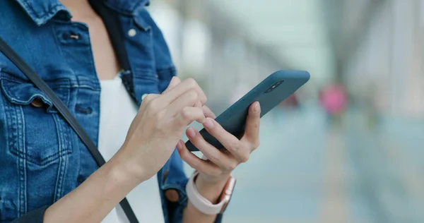 Vrouw Met Mobiele Telefoon Stad — Stockfoto