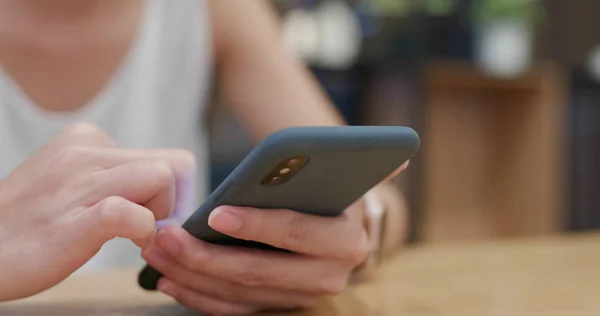 Frau Benutzt Handy Café — Stockfoto