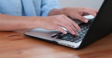 Dizüstü bilgisayarda çalışan kadın.