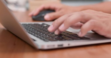 Dizüstü bilgisayarda çalışan kadın