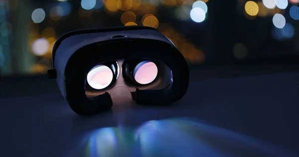 虚拟现实装置在夜间播放视频 — 图库照片