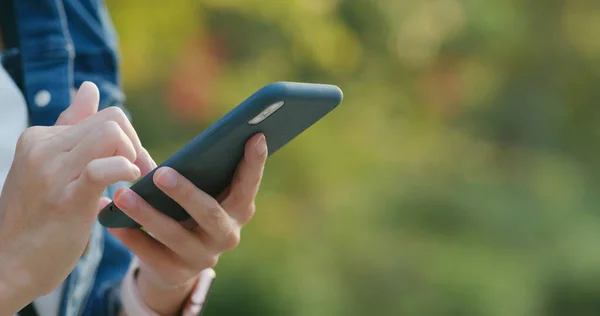 Vrouw Met Behulp Van Mobiele Telefoon Onder Zonsondergang — Stockfoto