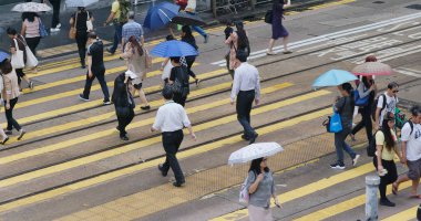 Merkez, Hong Kong, 10 Ekim 2018:-üstten görünüm insan çapraz yol yağmur günde