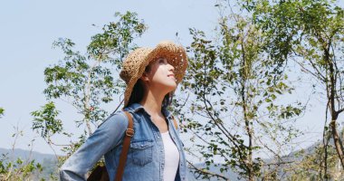 Kadın ormanda yürüyüş için