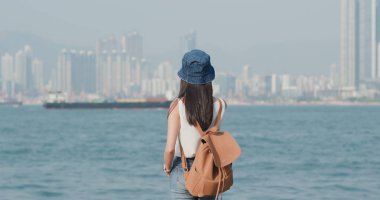 Deniz manzaralı arayan kadın