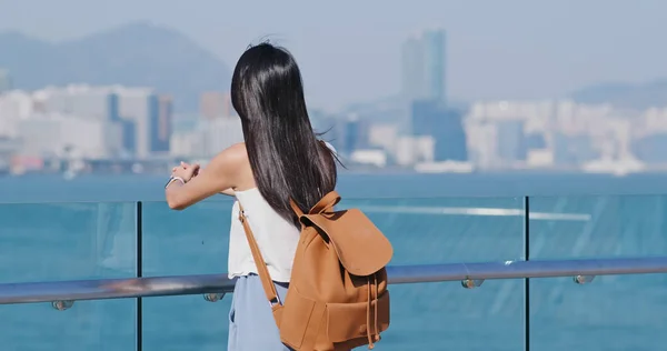 Женщина Смотрит Коулун Гонконге — стоковое фото