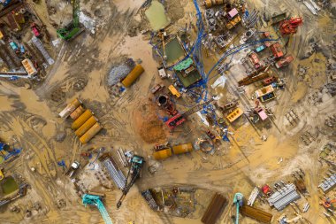 Gündüz inşaat alanında üstten görünüm 