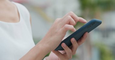 Online cep telefonu kullanan kadın