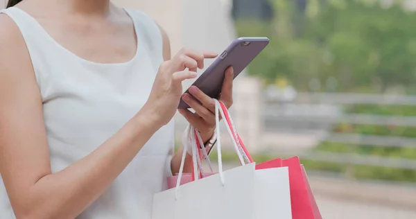 Mujer Sostiene Con Bolsas Compras Uso Teléfono Móvil —  Fotos de Stock