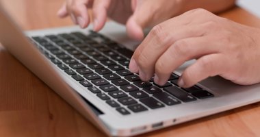 Dizüstü bilgisayarda çalışan kadın