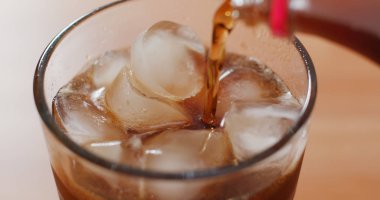 Buzlu içecek kola yakın çekim