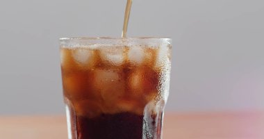 Alkolsüz içecek kola yakın çekim