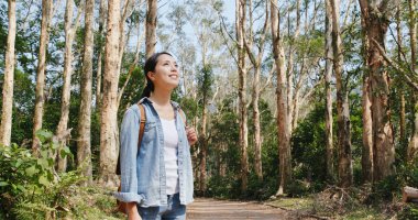 Kadın ormanda gitmek hiking